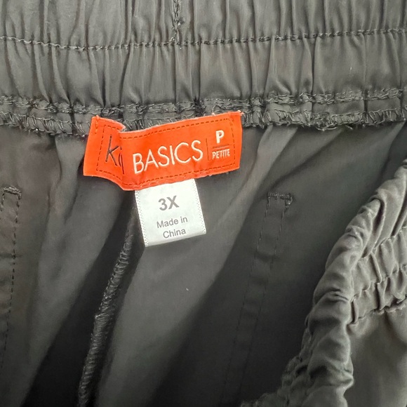 Black scrub set, includes top and bottoms - Picture 16 of 16